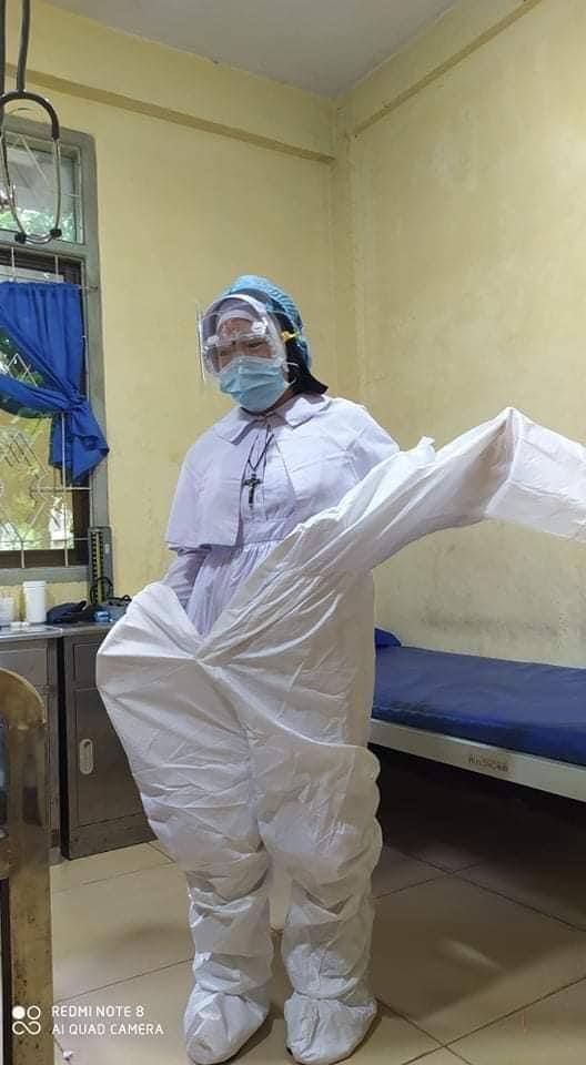 RvlBurma2's tweet photo. In #Myitkyina township, Kachin State,A Christian nun Mrs.Ann Rosa Nu Tawng was the first to stand on his knees and apologize for not cracking down on protesters. Now, in Covid third wave, she is wearing PPE and helping patients.

#WhatsHappeningInMyanmar https://t.co/4JaL2NHqkz