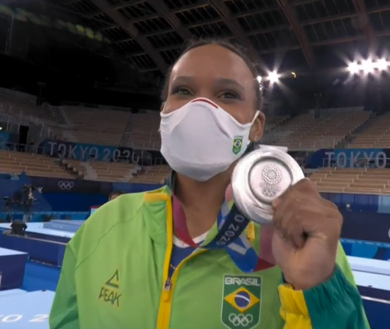 luiz_ff92's tweet photo. Imagem que fica na eternidade. Rebeca Andrade e a primeira medalha da história da ginástica feminina do Brasil em olimpíadas. A prata veio, com funk, com carisma e muita técnica. Brasil no pódio sempre será especial. #Tokyo2020 https://t.co/lIvpSJggBP
