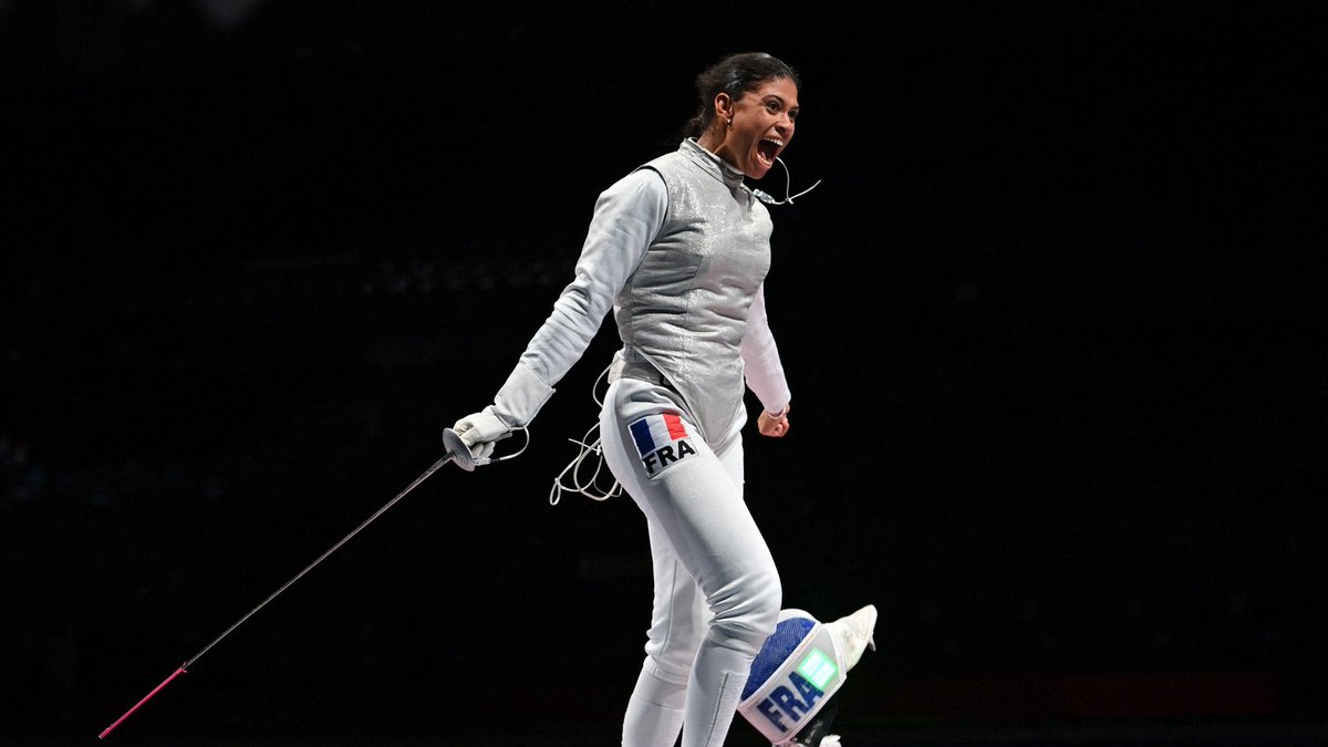 outremer_gouv's tweet photo. #JO2021 🏟 | Nouvelle médaille au compteur pour la France ! 🇫🇷👏

🥈 Ysaora Thibus et Anita Blaze, vice-championnes olympiques par équipes en #fencing. #Gudeloupéennes

#NouPrenYo
#Tokyo2020  
#JeuxOlympiques  
#AllezLesBleus 🇫🇷 https://t.co/yF0K972C64