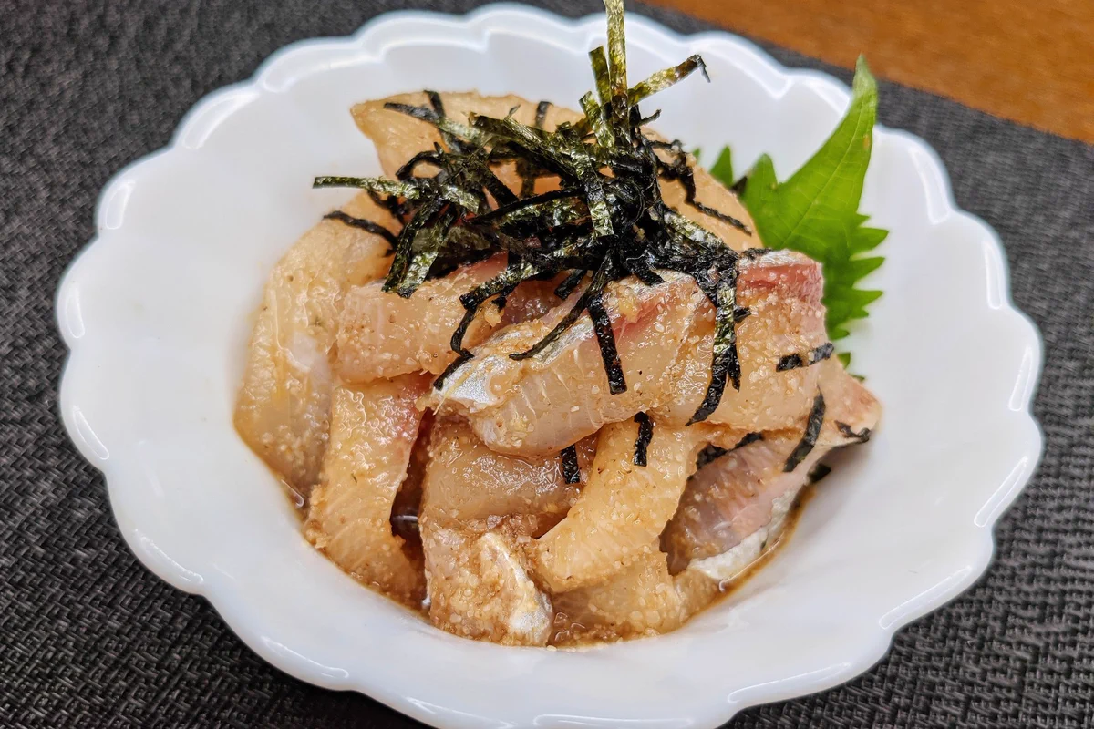 お家で簡単居酒屋料理！漬け込むだけで完成の「ごまカンパチ」