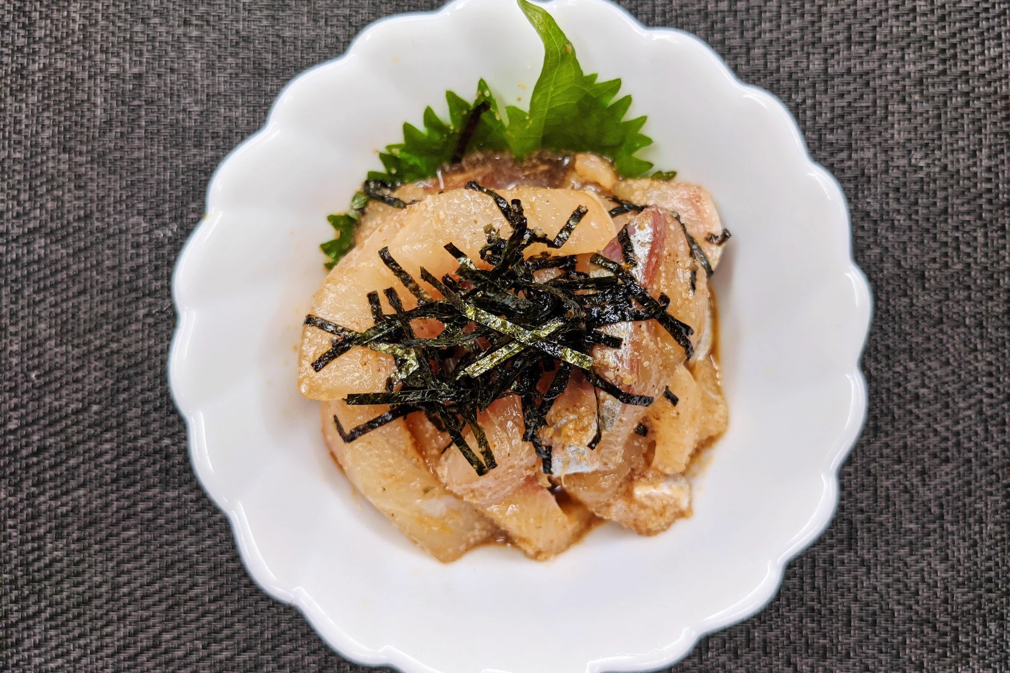 お家で簡単居酒屋料理！漬け込むだけで完成の「ごまカンパチ」