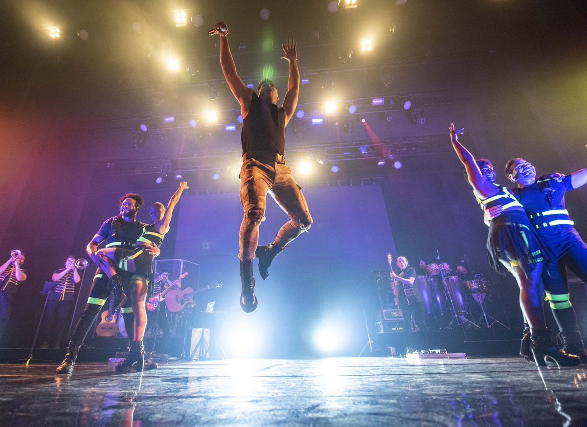 _CarlosRivera's tweet photo. Una de las mejores noches de mi vida. 10 años de amor real en España, de El Rey León al Teatro Real de Madrid. Así celebramos una década de amor con este país que me cambió la vida. El concierto de ayer no lo olvidaré jamás. https://t.co/oUf41mCdge