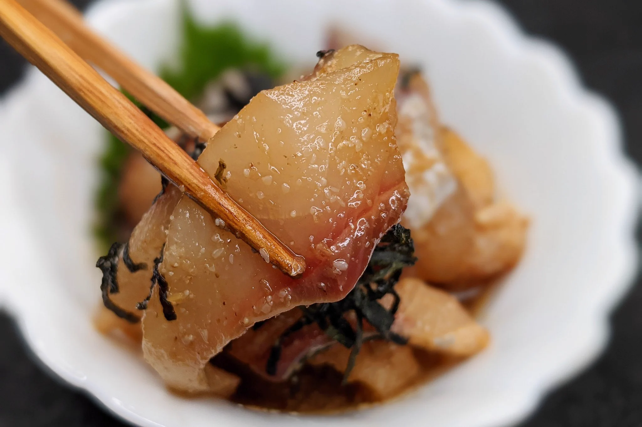お家で簡単居酒屋料理！漬け込むだけで完成の「ごまカンパチ」