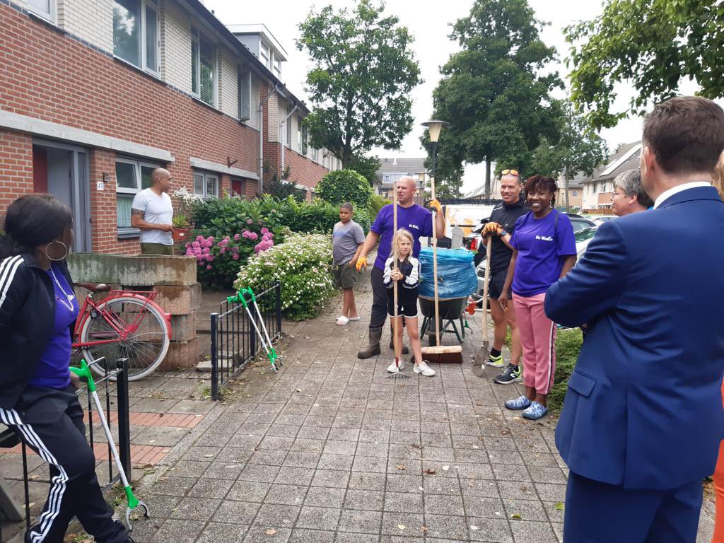 Buurttuinendag in De Wadies (Oosterheem). Gisteren mocht ik een buurtbloem overhandigen en sprak met jongeren en bewoners in de buurt. Een mooi initiatief van de bewoners! In september het vervolg.