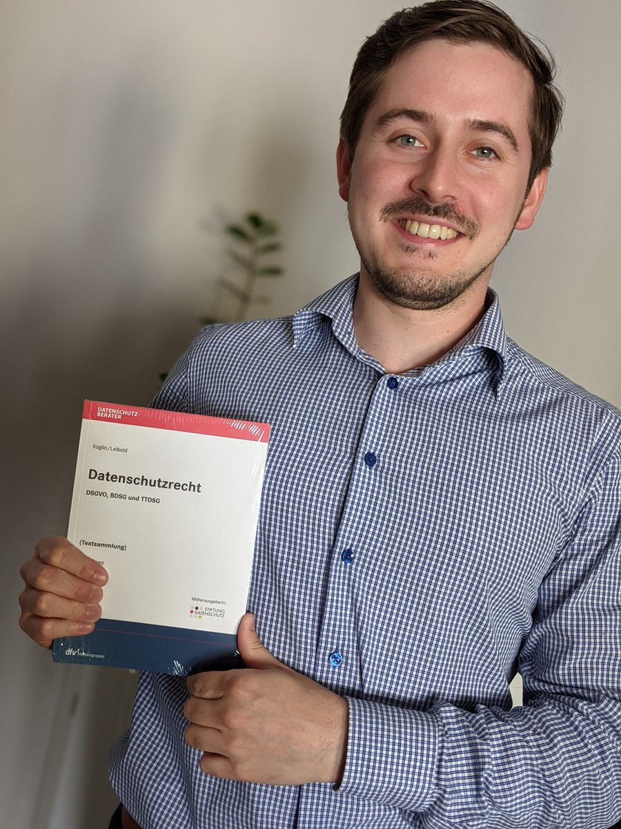 kleibold23's tweet photo. Die #Textsammlung von @_CookieBar und mir ist endlich angekommen!

DANKE an den @dfv_de (va Patrick) für die schnelle Umsetzung und @Fredomatikus für das tolle Vorwort!

Da wird sogar der Hund in der Pfanne verrückt! #DSGVO #BDSG #TTDSG #UWG #BGB #Arbeitshilfen #TierischeFreude https://t.co/CANqFoCRMy