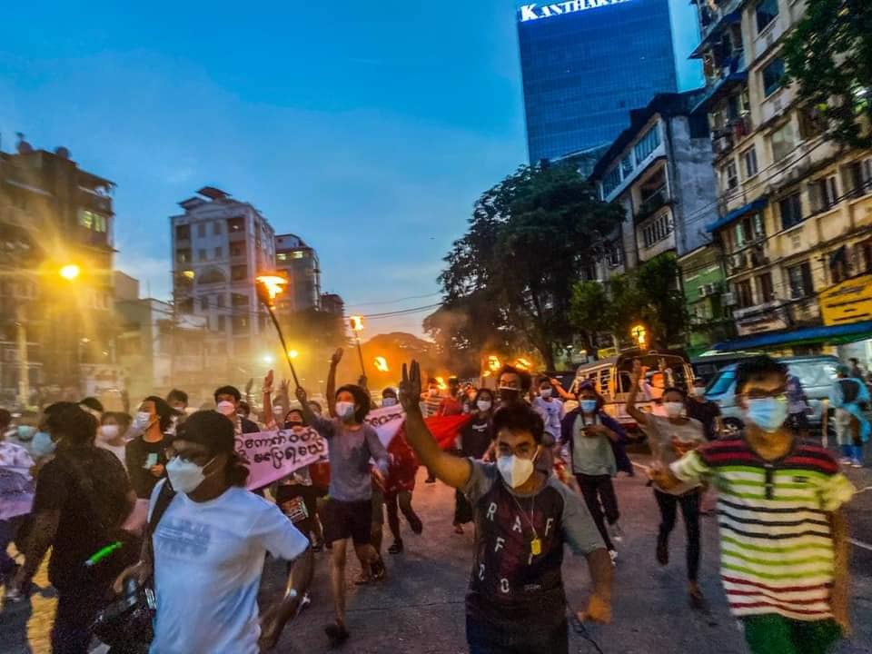 Defying the regime's forces, pro-democracy protesters in #Yangon marched on Thursday night to show their opposition to the military regime.

#WhatsHappeningInMyanmar
