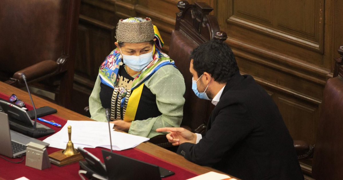 ContextoFactual's tweet image. Con miles de tuits, usuarios llevaron a ser trending topic un hashtag que pedía la destitución de la presidenta de la Mesa, @ElisaLoncon. Junto a @InterpretaLab te contamos quiénes están detrás de la tendencia y cómo operan en la red plataformacontexto.cl/contexto_factu…