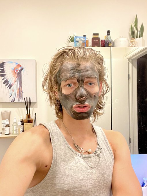 Just signed my first lease🥳 I&rsquo;m moving out on my birthday!! https://t.co/k5RJxdygd6<a href="/tag/newprofilepic"class="tags"><span>#newprofilepic</span></a>