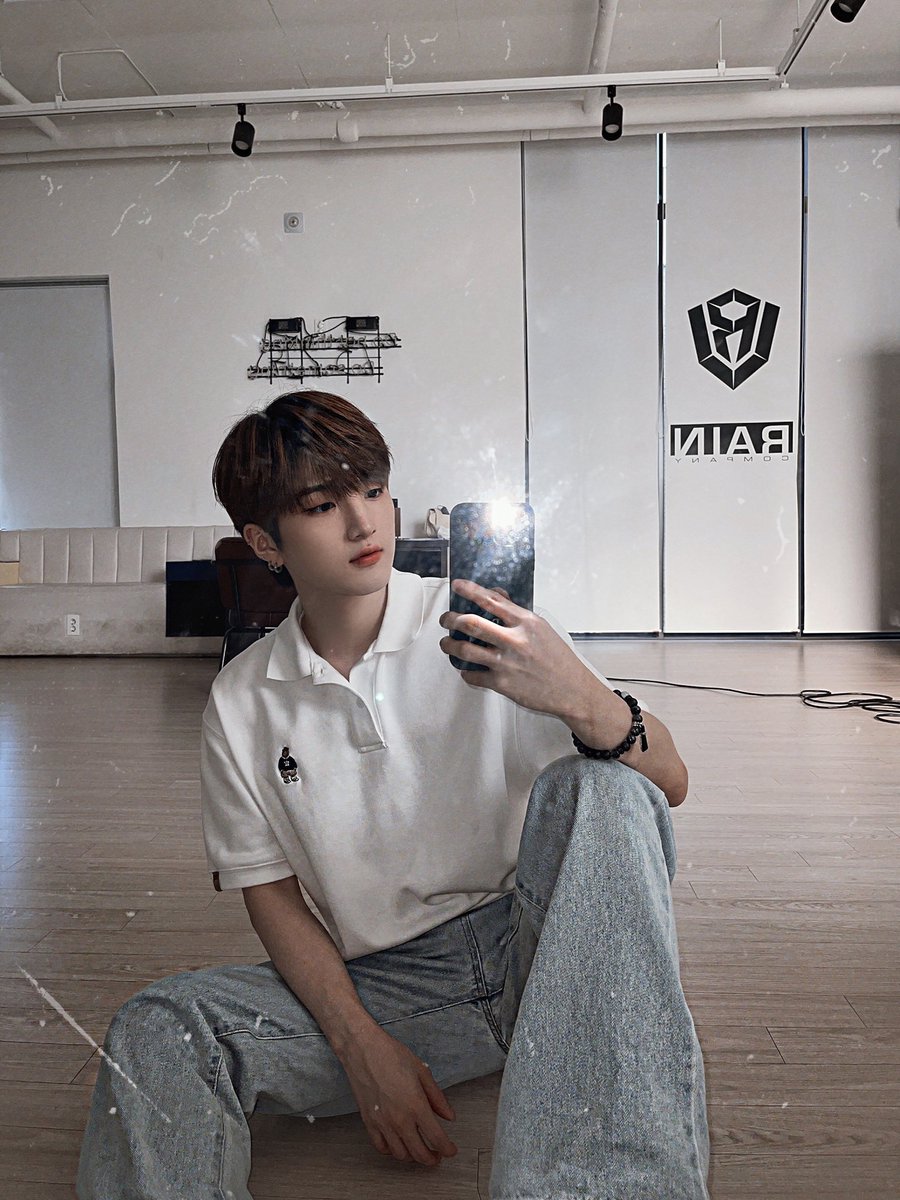 MHyunbinFrance's tweet photo. 🌕| 📸 | TWITTER
Photos du tweet de Hyunbin qui nous met 2 belles lunes.🥰
©️: @RAIN_Ciipher
#MoonHyunbin #HYUNBIN #문현빈 #PRODUCE_X_101 #CIIPHER #CiipherIsComing #CPR #CiipherDebut #Pengbin🐧 https://t.co/uokZagf3f8