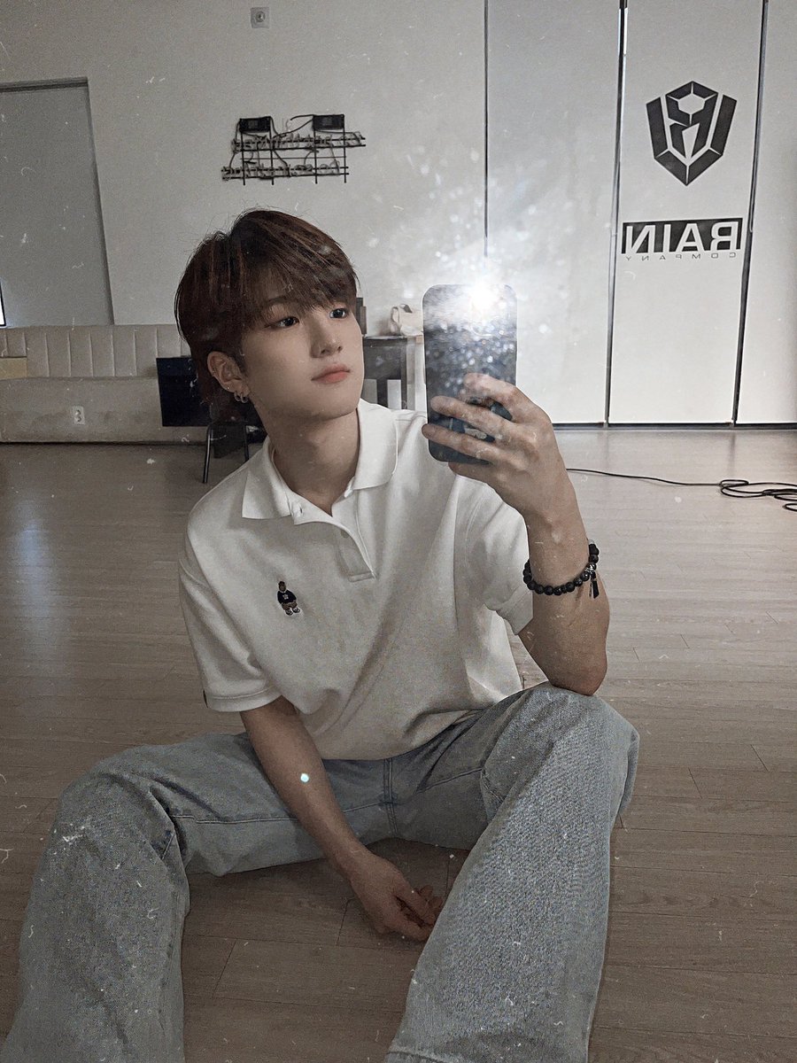 MHyunbinFrance's tweet photo. 🌕| 📸 | TWITTER
Photos du tweet de Hyunbin qui nous met 2 belles lunes.🥰
©️: @RAIN_Ciipher
#MoonHyunbin #HYUNBIN #문현빈 #PRODUCE_X_101 #CIIPHER #CiipherIsComing #CPR #CiipherDebut #Pengbin🐧 https://t.co/uokZagf3f8