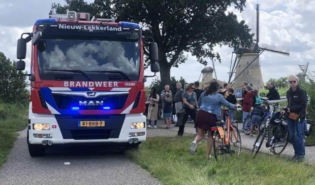 Brandweer per pont naar molen in Werelderfgoed Kinderdijk