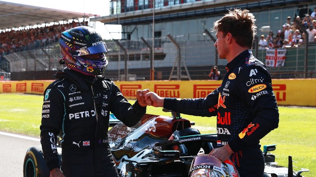 Ahmet_Cir's tweet photo. Max Verstappen confirmed that Lewis Hamilton called him after the #BritishGP  to speak about their crash.

Max: "He did call me. I don’t need to go into details about that, but we did have a chat."

#F1 #HungarianGP 🇭🇺 #Verstappen https://t.co/pbhaImZ4Fw
