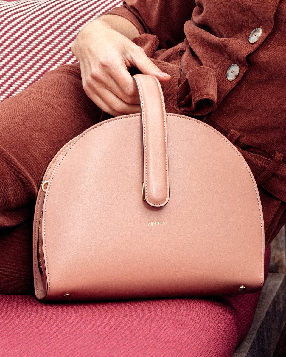 Envie d’un sac unique?
L’Eclipse - Son design original en forme de demi-lune, associé à ce coloris nude (une de nos couleurs signatures) font de ce sac un modèle de raffinement.
#eclipse #nude #ashoka_veganbags #veganbags #vegan #demilune  #appleskin  #crueltyfreebags #sacvegan