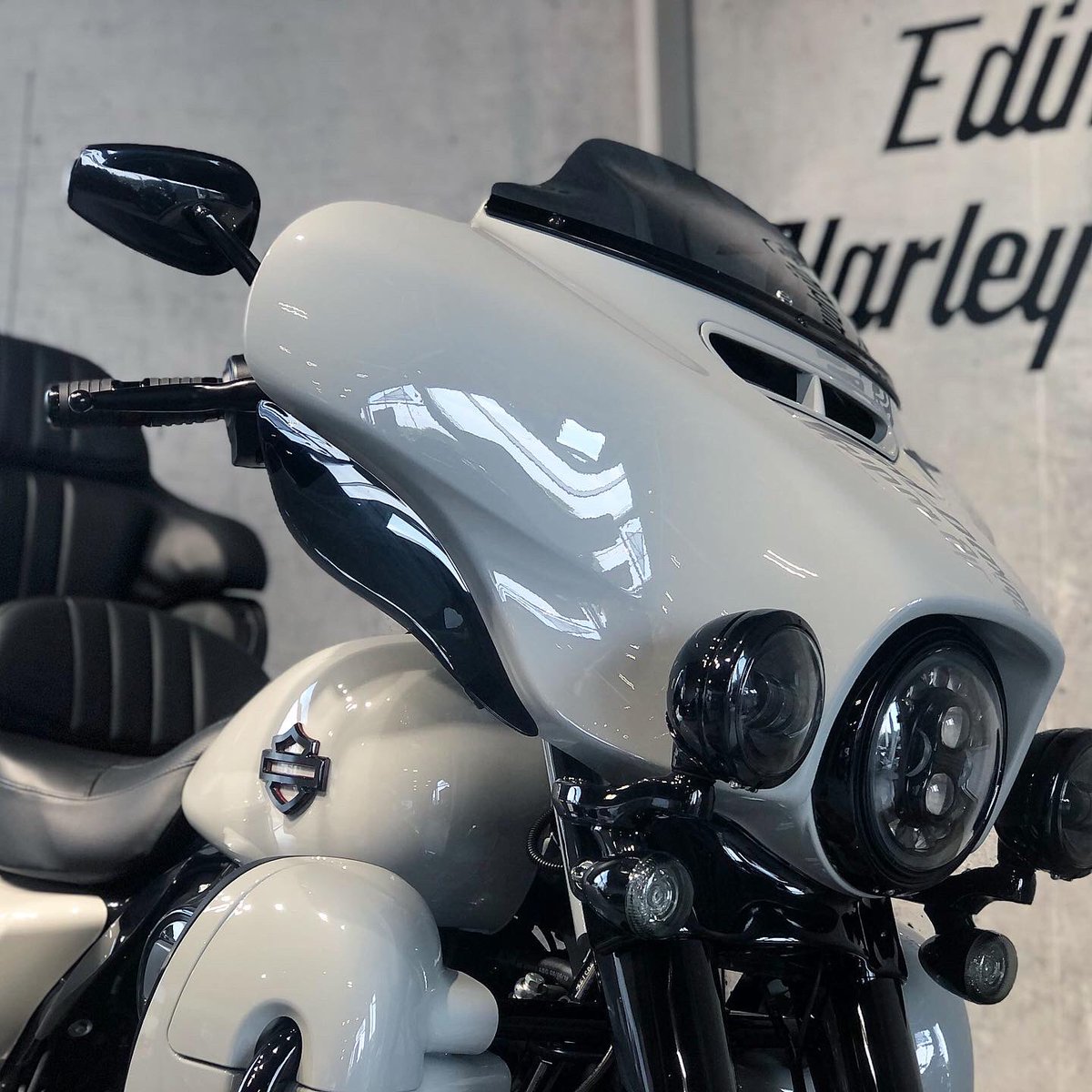 EdinburghHarley's tweet photo. 👀💨 CVO Limited has landed in our showroom! Finished in Sand Dune 🤤 with only 222 miles on the clock! For more information contact us on 0131-348-3200 or email info@edinburghharley-davidson.co.uk click this link to see more ➡️ https://t.co/4cgQmNHzvg https://t.co/6QZYdFfEE2