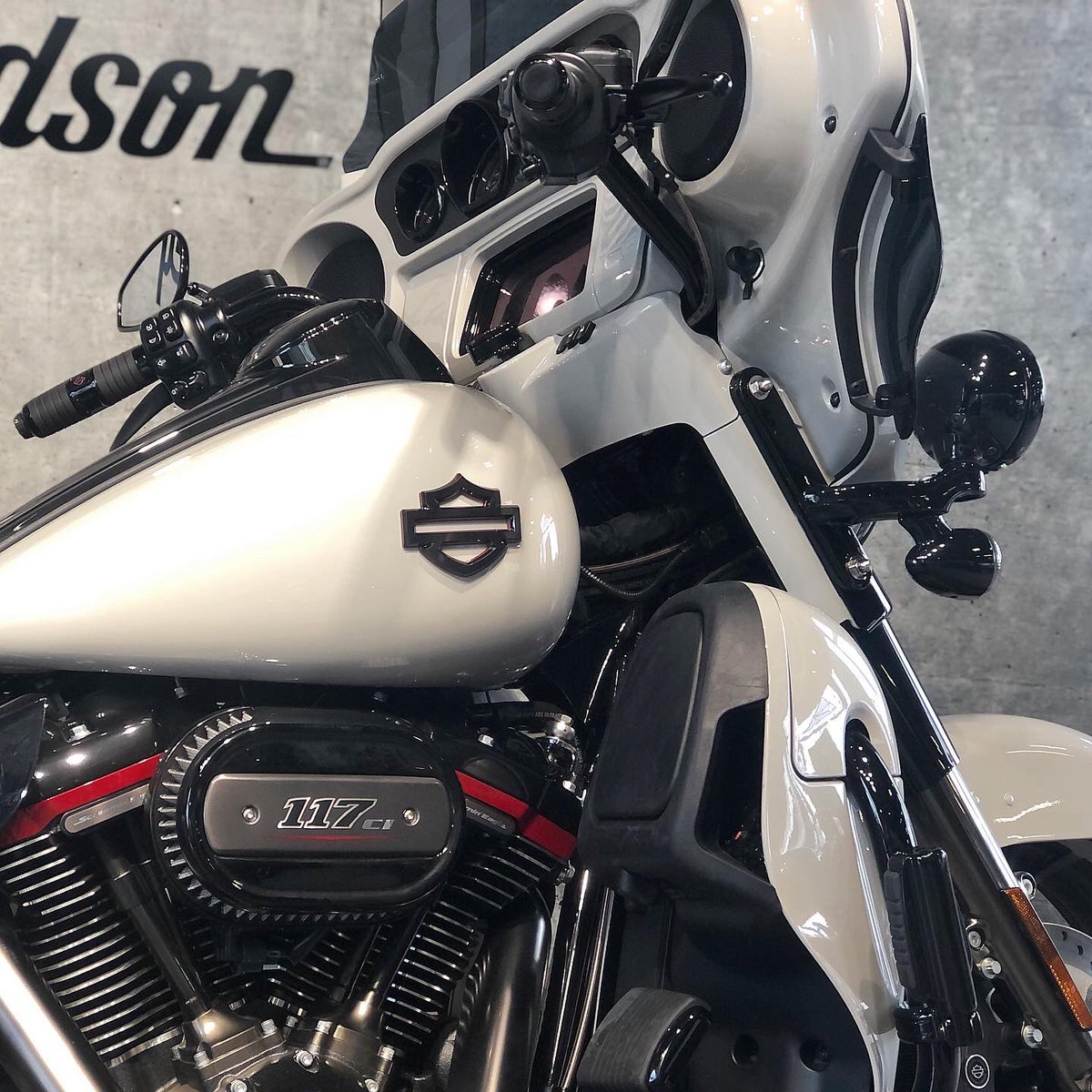 EdinburghHarley's tweet photo. 👀💨 CVO Limited has landed in our showroom! Finished in Sand Dune 🤤 with only 222 miles on the clock! For more information contact us on 0131-348-3200 or email info@edinburghharley-davidson.co.uk click this link to see more ➡️ https://t.co/4cgQmNHzvg https://t.co/6QZYdFfEE2