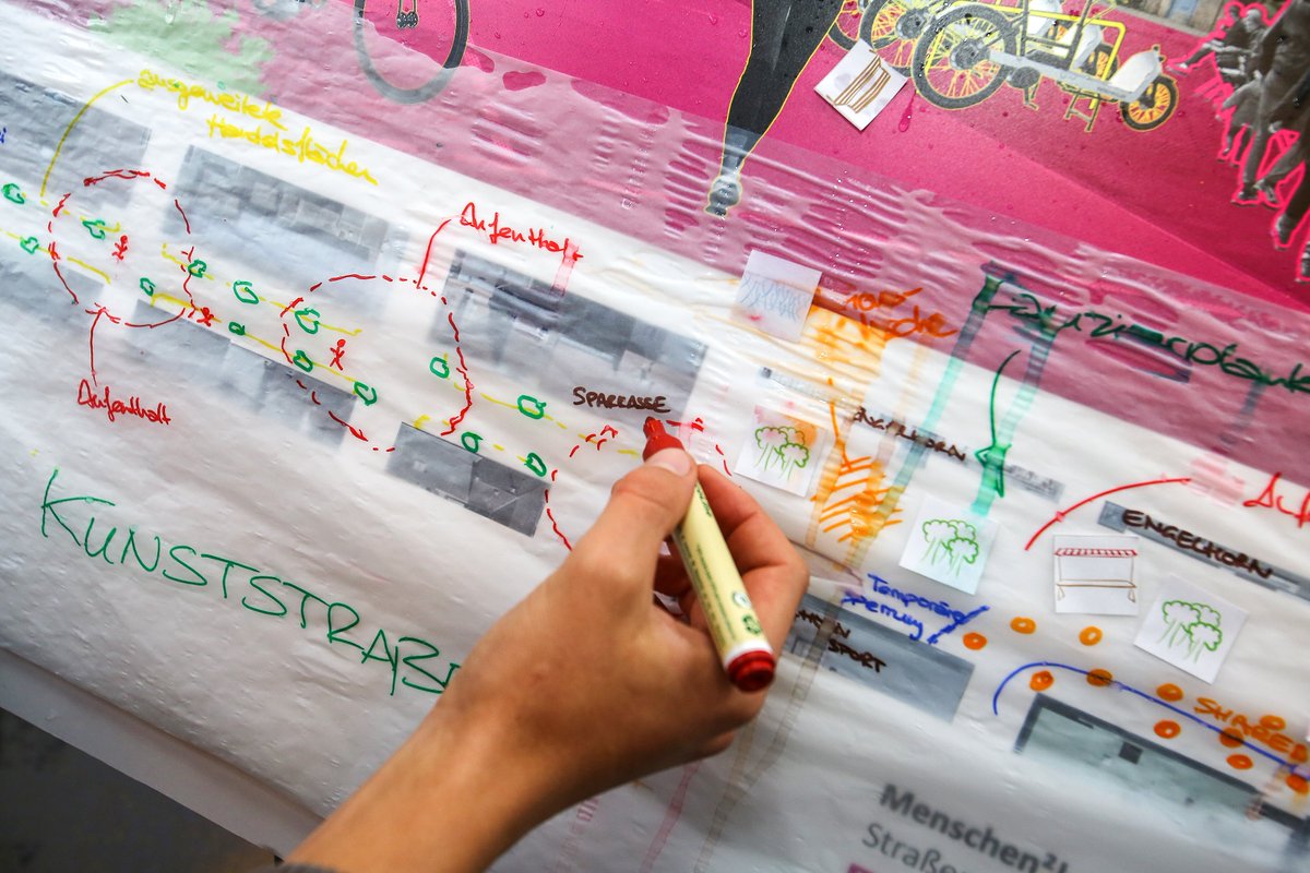 #Nachhaltigkeit erlebbar machen: Das passiert jetzt auch in der Innenstadt #Mannheim. Super, dass die Idee "Menschen²! Straßen neu nutzen" der Stadtgestalter:innen von #Migrants4Cities aus dem Jahr 2018 jetzt aufgegriffen wird. Ehrenamt, das wirkt! <a href="/mannheim_de/">Mannheim</a> <a href="/soef_BMBF/">Nachhaltigkeitsforschung gestalten</a>