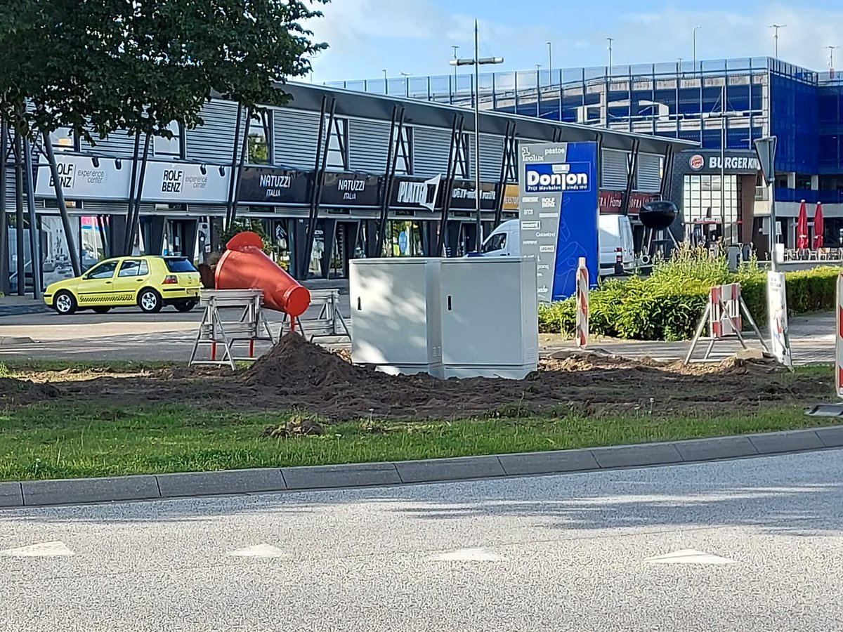 Er is weer telefoon en internet rond weg 4000!

Het probleem is opgelost; ook de bedrijven rond weg #Ekkersrijt 4000 hebben weer telefoon en internet!

Wederom dank aan @BDoremalen voor de foto van de nieuwe verdeelkast.
Meer op portal Ekkersrijt;
lnkd.in/gY9AjSY