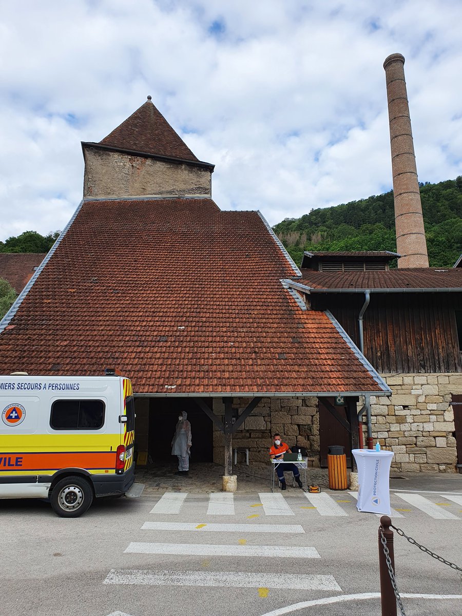 Protec39's tweet photo. A l'ombre de la grande Saline, nos équipes ont mis en place un point de dépistage sur le marché, sans rendez-vous à #SalinsLesBains. L'occasion de se rassurer en cas d'exposition ou pour décrocher le pass sanitaire. @Prefet39 @arsbfc https://t.co/zQOjYw1Q9f