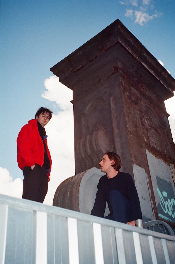 WATCH: <a href="/glowsmusic/">Glows</a> channel the impact of oppressive summer temperatures in London's heat island on new single 'Tropics'...

The video explores the fracturing impact it has on your sub-conscious - 

clashmusic.com/news/glows-cha…