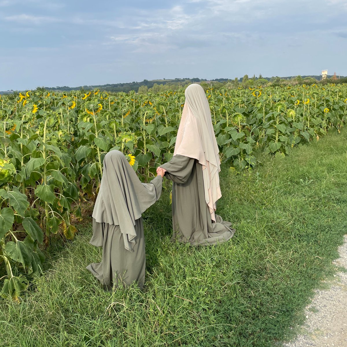 sunnatyshop's tweet photo. Abaya Russia de chez Dar Al Iman mère/fille

inspirée de modèles russes pour un retombé sublime

Coupe ample avec plis qui partent en évasé 

Manches bouffantes à élastiques petits, fins et discrets
𝕨𝕨𝕨.𝕤𝕦𝕟𝕟𝕒𝕥𝕪-𝕤𝕙𝕠𝕡.𝕔𝕠𝕞
#abaya #khimar #daraliman #muslimah #hijab https://t.co/zOGozkIhRM
