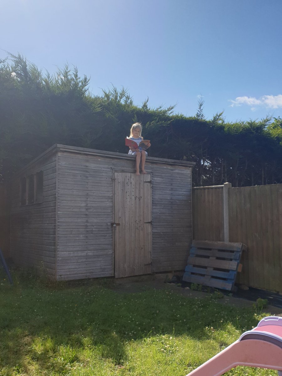 Laura Catchpole tweet media