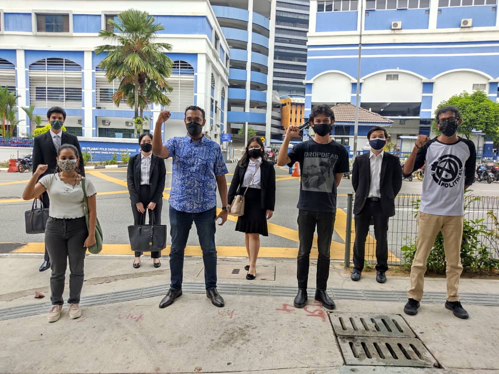 TharmaPillai's tweet photo. Saya dan dua kawan telah dilepaskan selepas siasatan. Namun, seorang lagi rakan kami telah ditahan.

Solidariti dengan Sarah (@sunflwrsarah) yang telah ditahan oleh IPD Bukit Aman bawah Akta Hasutan. Hentikan intimidasi terhadap aktivis! #Lawan https://t.co/yecTBTuDQl