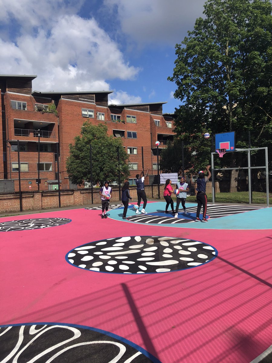 JamesGregs11's tweet image. Great to be part of the #PinkLadySlamDunk Day down in Islington with @Pinkladyappleuk @ProInThePaint @RDFSPORT - @StreetGames are helping activate the refurbished court so young people can take part in Doorstep Sport in an inspiring facility #ActiveEnvironment @Sport_England