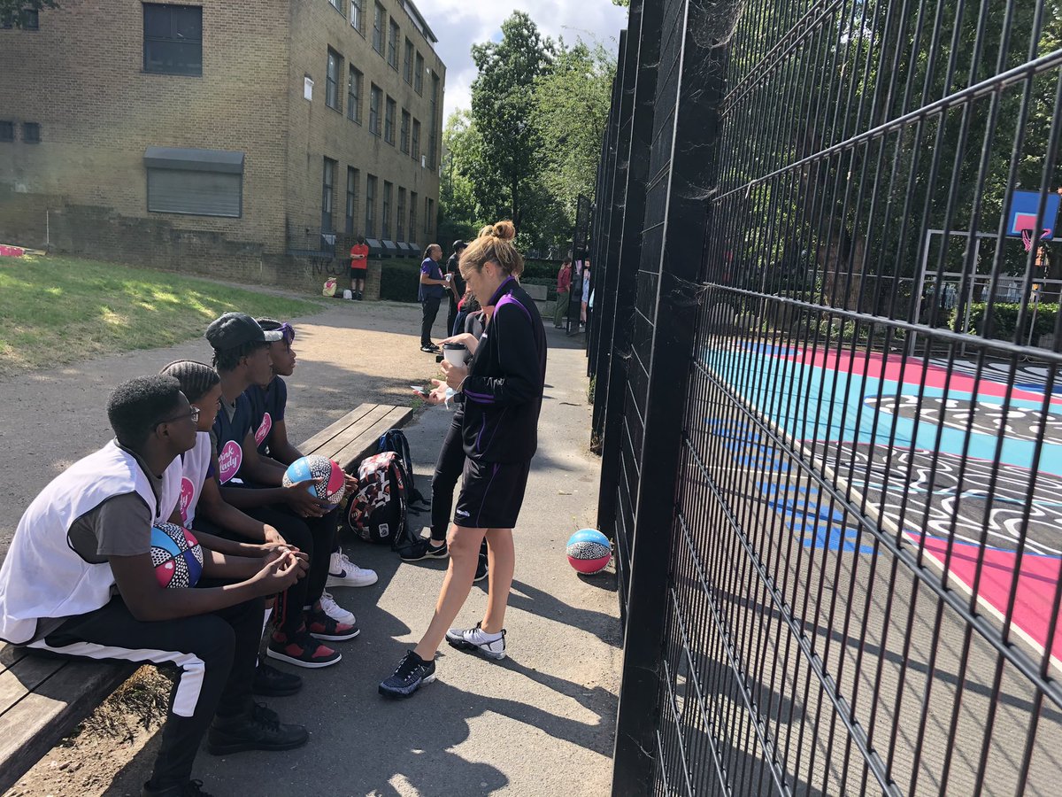 JamesGregs11's tweet image. Great to be part of the #PinkLadySlamDunk Day down in Islington with @Pinkladyappleuk @ProInThePaint @RDFSPORT - @StreetGames are helping activate the refurbished court so young people can take part in Doorstep Sport in an inspiring facility #ActiveEnvironment @Sport_England