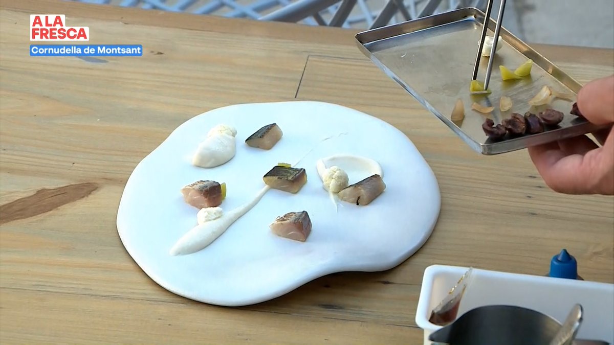 L'estrella Michelin aconseguida pel restaurant <a href="/QuatreMolins/">Quatre Molins</a> ha posat Cornudella de Montsant en el mapa mundial de la gastronomia.

El seu xef <a href="/rafelmuria/">Rafel Muria</a>, el xef de la mel, acaba de ser distingit amb el premi Revelació per l'<a href="/acgn_cat/">Acadèmia Catalana de Gastronomia i Nutrició</a> 🐝🍯   

👉 alacarta.cat/alafresca/tall…