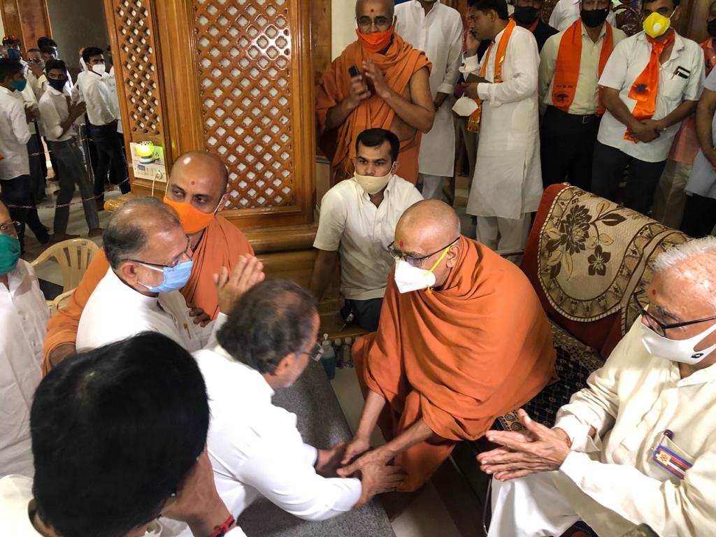arjunmodhwadia's tweet photo. हरिधाम सोखड़ा में परम पू. हरिप्रसाद स्वामीजी के नश्वर शरीर के अंतिम दर्शन किए। सिर झुकाकर आशीर्वाद प्राप्त किया और पू. स्वामीजी के अंतेवासी संत श्री और भक्तों से मुलाकात कर शोक प्रकट किया।

पू. स्वामी द्वारा स्थापित आदर्श सदैव हमारा मार्गदर्शन करते रहेंगे।

@iHaridham https://t.co/oych86F8B0