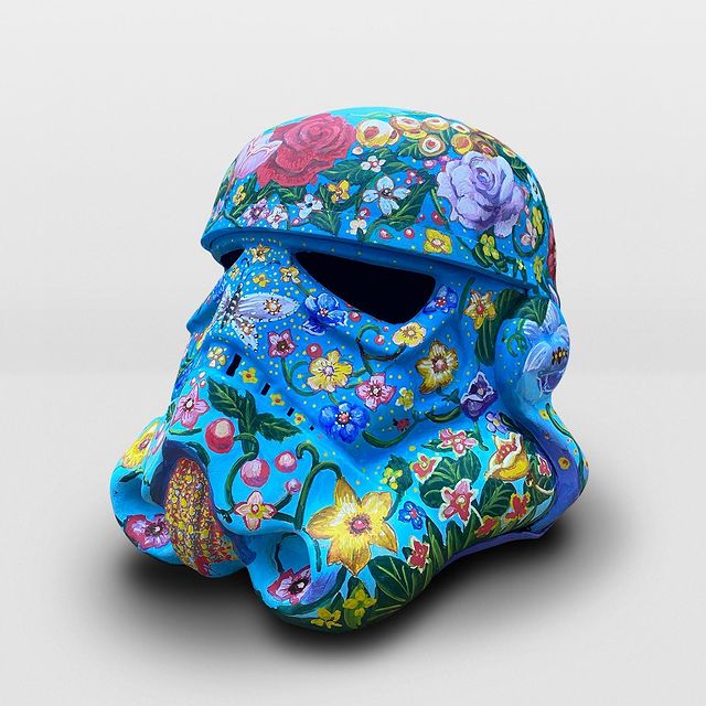 adlibgallery's tweet photo. The majestic 'Like Boy Flowers' by
@Unskilledworker
2019, chalk, pastel, ink, pen and charcoal on a
stormtrooper helmet, please enquire
#unskilledworker #adlibgallery #artcollector #artlondon
#londonartist #wimbledongallery #stormtrooper
#stormtrooperhelmet #artwars #artwarz https://t.co/2JOxXzyuAY
