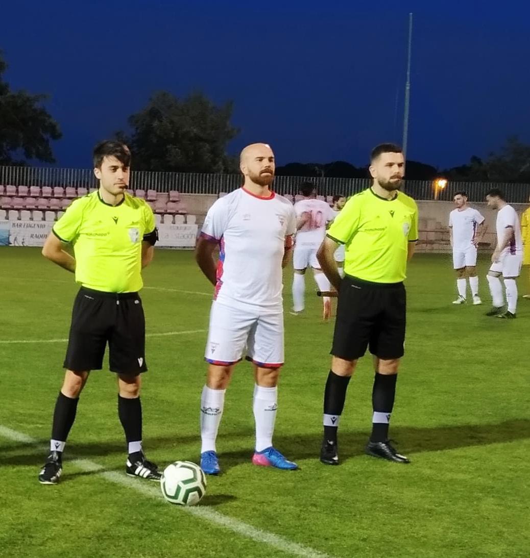 arochecf's tweet photo. Toda tripulación necesita un capitán. Nosotros contamos con el mejor. Manuel María se ha ganado el respeto y los galones dentro y fuera del vestuario. Un año más @manuelpalanco8 seguirá comandando la nave. ¡¡ Vamos !! #NoSomosUnClubSomosUnPueblo https://t.co/PsGhTYGzfA
