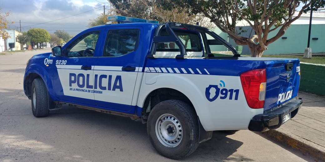 PoliciaCbaOf's tweet photo. En B° #ParqueLiceo II Secc, personal del #DttoVIII logró la #Aprehensión de un hombre mayor de edad quien fue sorprendido forzando la puerta de un domicilio. https://t.co/mjg0eZavmI