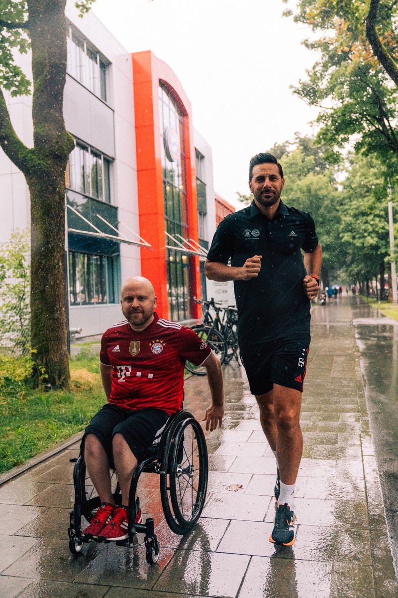FCBayern's tweet photo. Max vom Fanclub "Rollwagerl 93 e.V." &amp; #FCBayern-Legende @pizarrinha sammeln gemeinsam Kilometer für den #FCBayernWorldRun. 

Jetzt auch teilnehmen: https://t.co/dswCEE7XJA https://t.co/KTbpJ3J2Z5