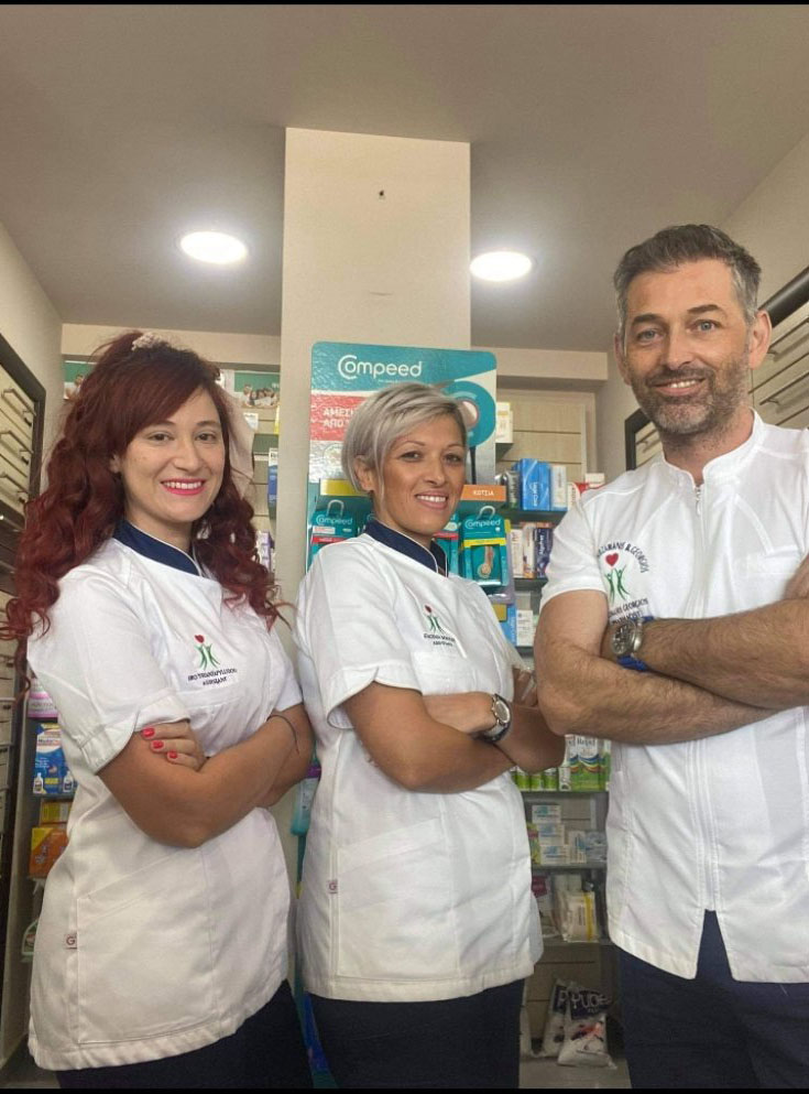 medicahellas's tweet photo. Κέντημα ονόματος και λογότυπο επιχείρησης σε σακάκια εργασίας από την φημισμένη Giblors.  Η γλυκύτατη ομάδα του Φαρμακ��ίο Μπιρζαμάνης Β.Γεώργιος  μας χάρισε αυτή την υπέροχη φωτογραφία εν ώρα εργασίας. Σας ευχαριστούμε για την εμπιστοσύνη και καλοφόρετα. https://t.co/Mt85FNJCD2