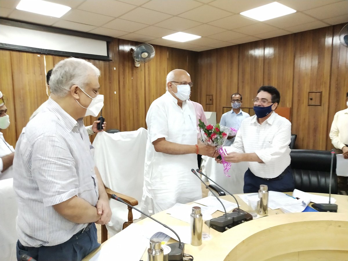 आज कृषि निदेशालय में राष्ट्रीय कृषि विकास योजनान्तर्गत निर्माणधीन कृषि विज्ञान केंद्र, किसान कल्याण केंद्र और सेंटर ऑफ एक्ससिलेंस के भौतिक प्रगति के संबंध में समस्त कार्यदायी संस्थाओं के अधिकारियों के साथ बैठक कर आवश्यक निर्देश दिये।
<a href="/narendramodi/">Narendra Modi</a> <a href="/myogiadityanath/">Yogi Adityanath</a> <a href="/nstomar/">Narendra Singh Tomar</a>