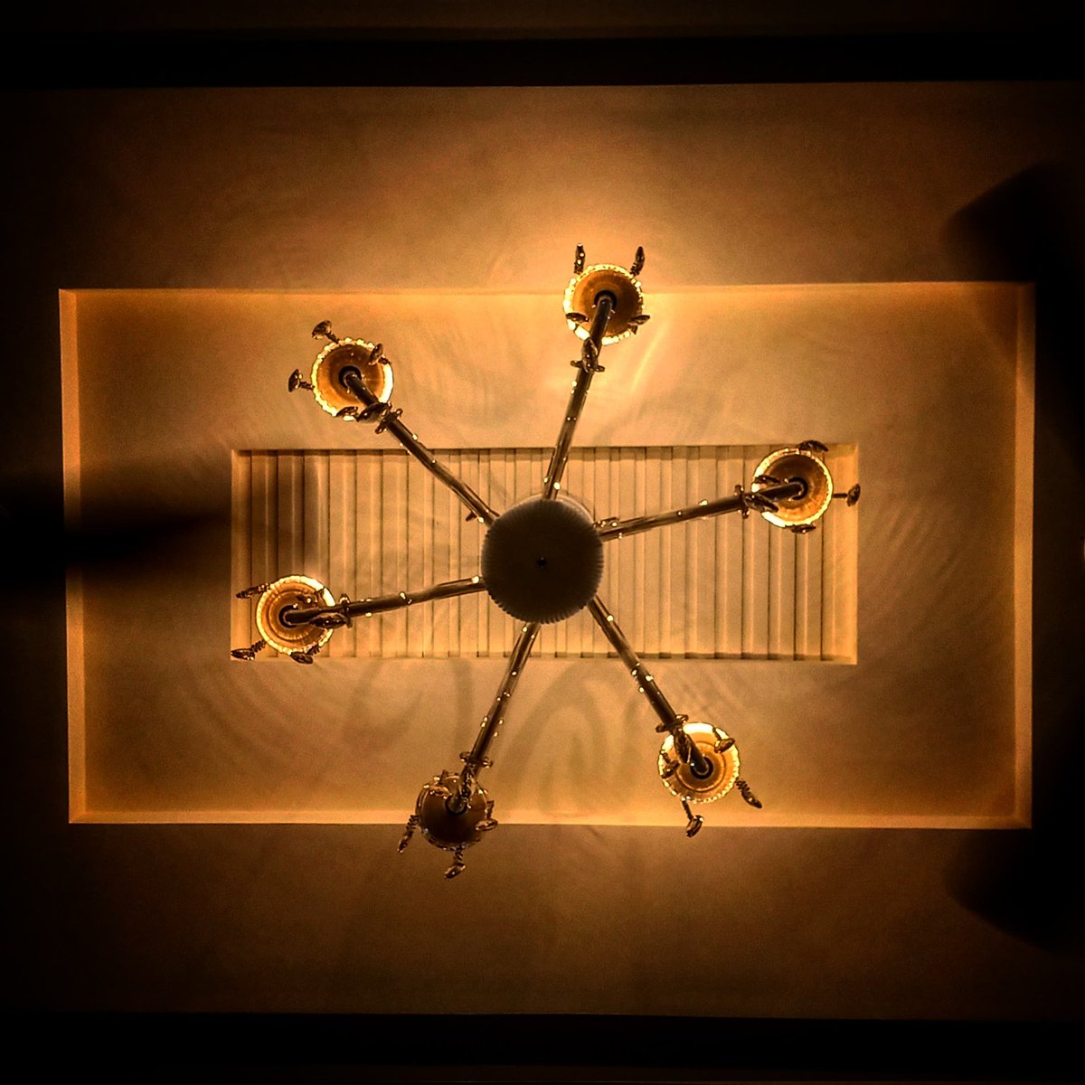 abid_aak's tweet photo. فانوس 💡

#chandelier #light #lightphotography #lightdesign #indoors #potd #pakistan 🇵🇰 #pakistanzindabad https://t.co/bbCSRLRsRm