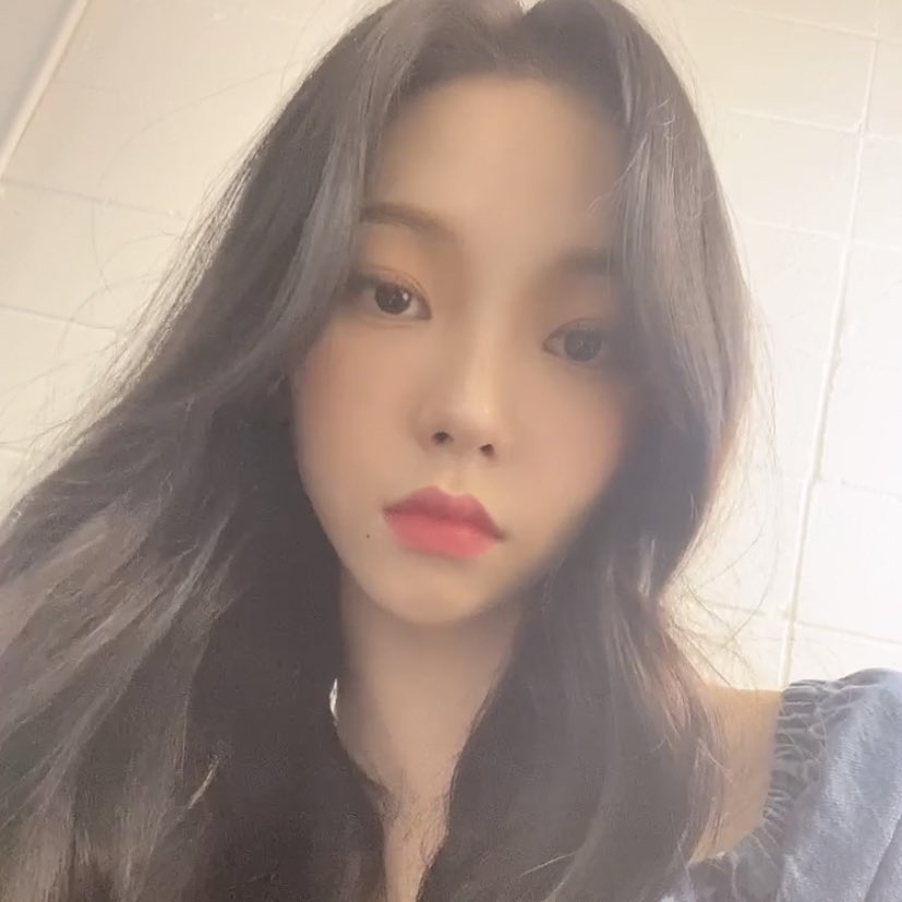 karinaisaGOD's tweet image. 우리 유자 쁘띠볼에 홍조 😳