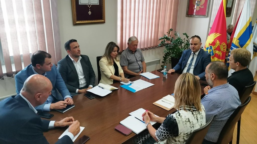 razvojna_banka's tweet photo. Naša delegacija predvođena predsjednikom Odbora direktora, Velizarom Kaluđerovićem, i izvršnom Direktoricom, dr Irenom Radović @irena210478, posjetila je Opštinu Herceg Novi. Sa predstavnicima LSO razgovarano o podršci MMSP sektoru uz angažman dodatnih EU sredstava.
#IRFCG #MSME https://t.co/AJNwiege9w
