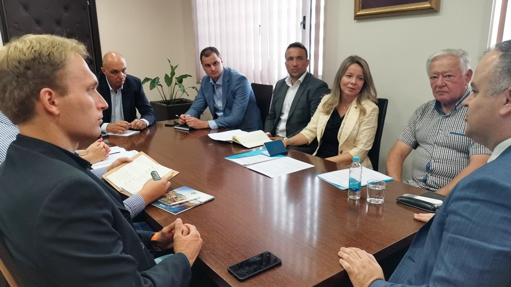 razvojna_banka's tweet photo. Naša delegacija predvođena predsjednikom Odbora direktora, Velizarom Kaluđerovićem, i izvršnom Direktoricom, dr Irenom Radović @irena210478, posjetila je Opštinu Herceg Novi. Sa predstavnicima LSO razgovarano o podršci MMSP sektoru uz angažman dodatnih EU sredstava.
#IRFCG #MSME https://t.co/AJNwiege9w