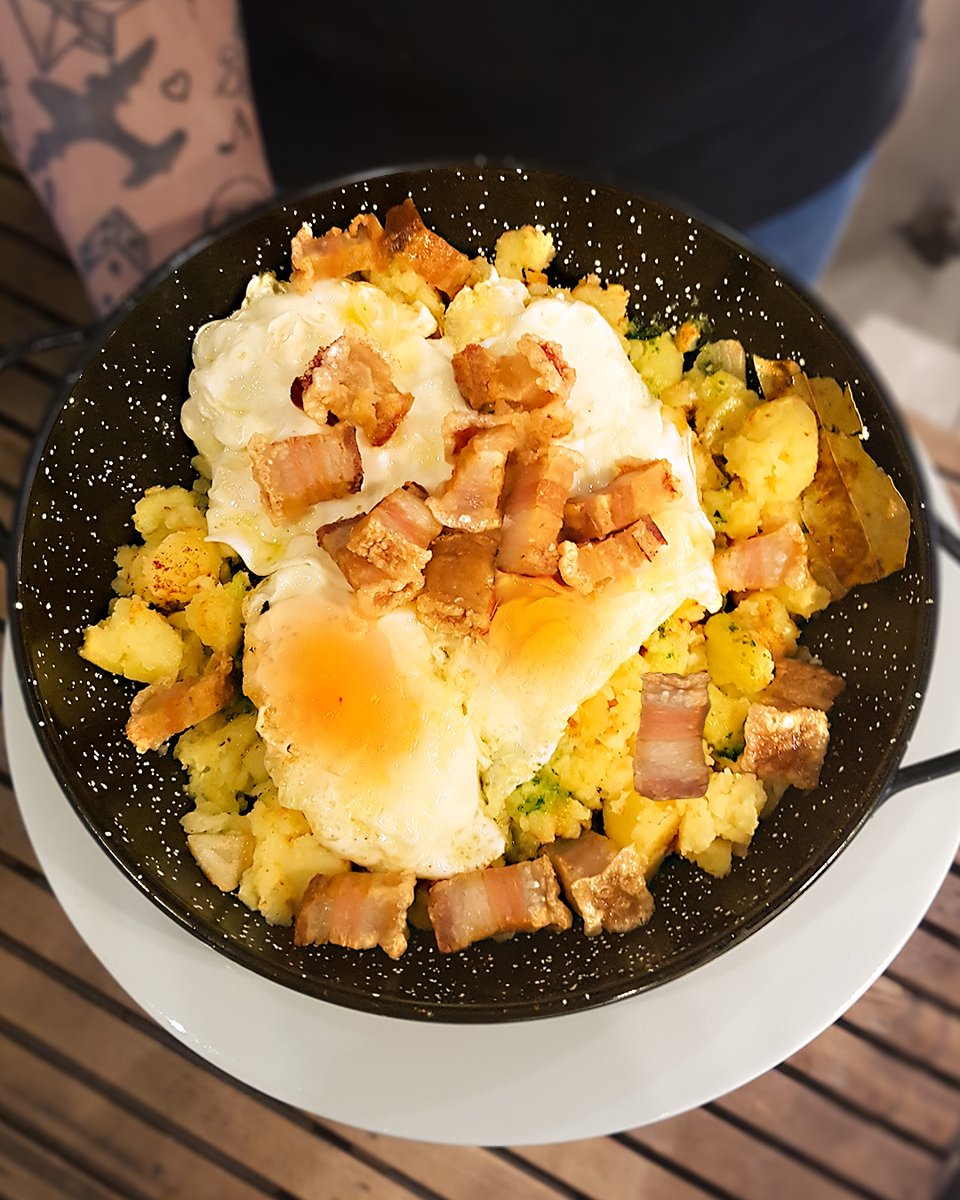 GRUPOAURRERA's tweet photo. Ingredientes:✅torreznos de Soria ✅patatas revolconas ✅huevos frescos 
Eso sí, ingredientes de calidad y nuestro toque.
Hacen de algo sencillo un platazo. ¿Quién se apunta?
#Taperia #HuevosRotos #Huevos #Torreznos #Patatas #HuevosEstrellados #PamojarPan #Benidorm #GrupoAurrera https://t.co/u9J3mAZpit
