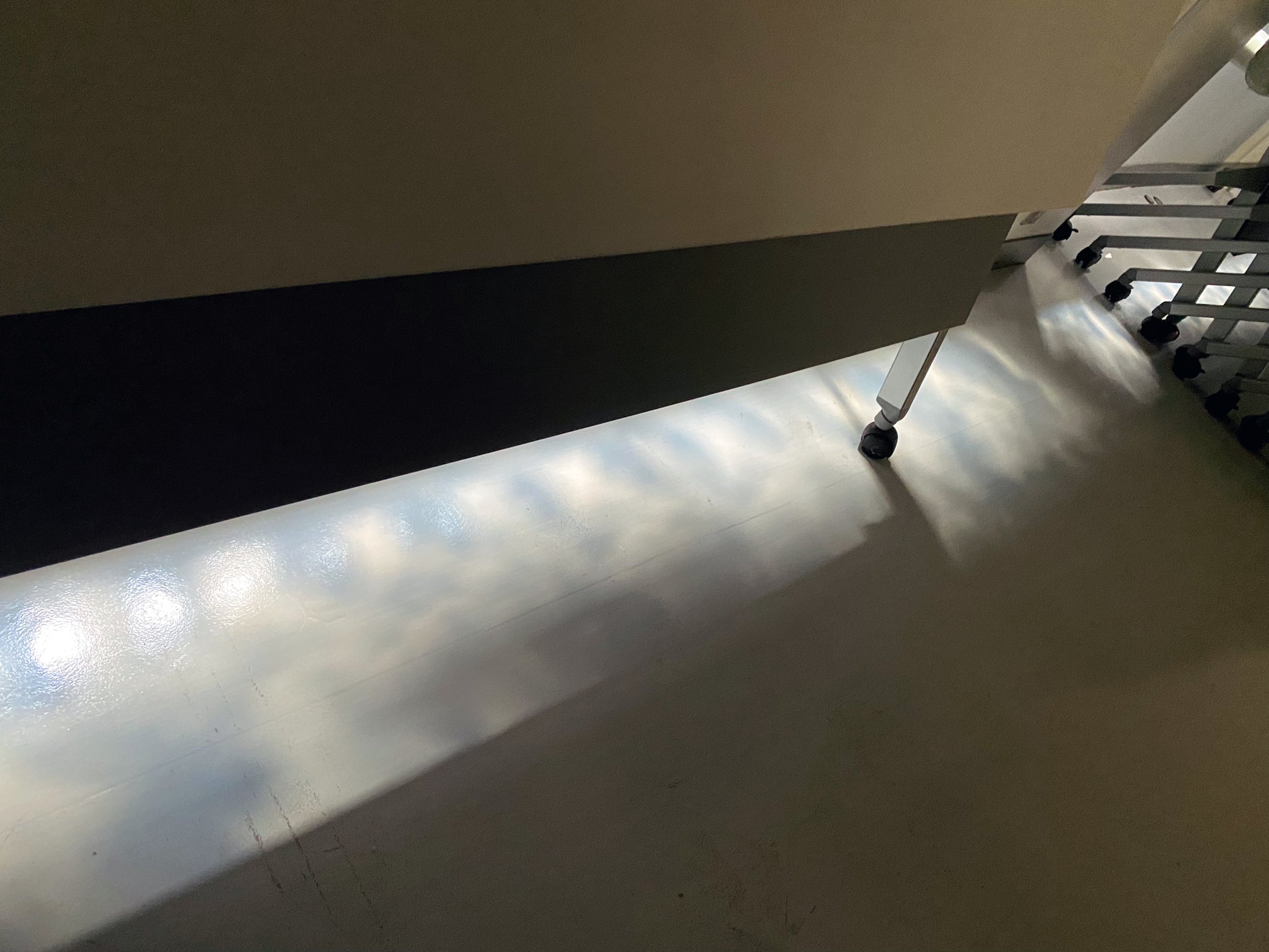 Hikari 片付けしてる時 カーテンの隙間から落ちる光が綺麗だな って写真撮ったら床に青空広がってて驚き 感動しました T Co Ffq4obv9h8 Twitter