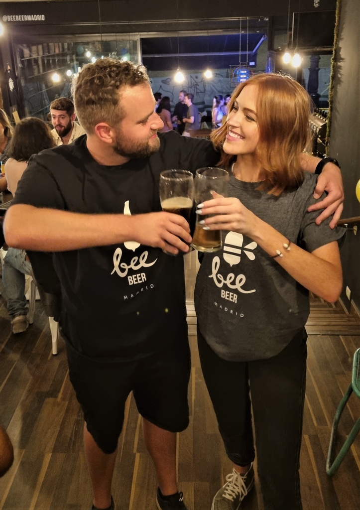 beebeermadrid's tweet photo. De esto se trata #BeeBeer: Cerveza Artesanal, buen rollo y amor. Te están esperando, ¡ven ahora!
Encuéntranos en:
• Calle Ferraz 10 - #Debod🍕🍻
• Calle Augusto Figueroa 30 - #Chueca🧀🍺
#timeoutmadrid #CraftBeerMadrid #supportlocalbreweries #planesmadrid #terraceo https://t.co/kpEJEYdAg8