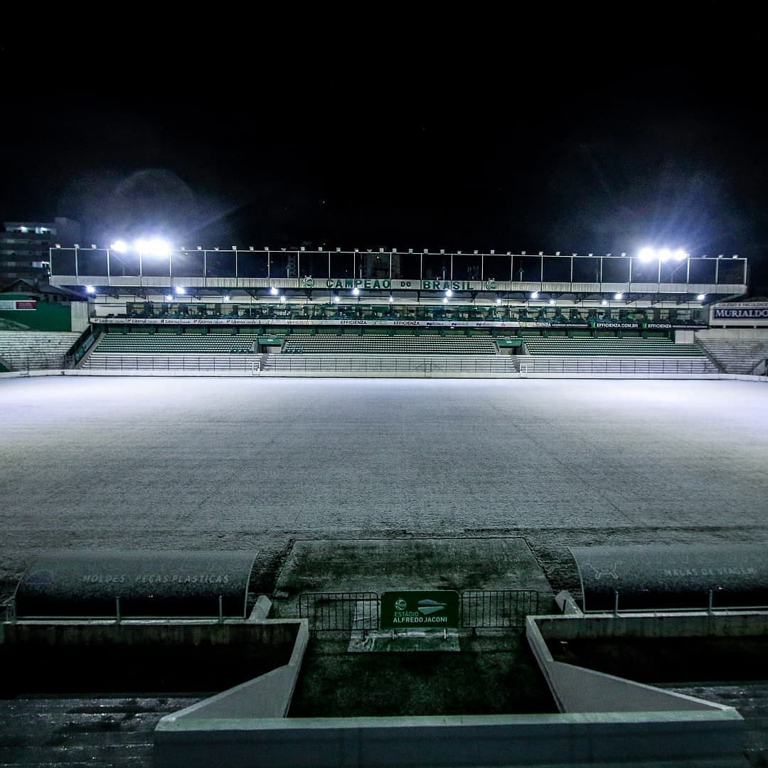 will_10RS's tweet photo. Se o Flamengo perde na chuva, imagina assim. (Alfredo Jaconi, Estádio Juventude) #brasileirao #Flamengo #Juventude #neve https://t.co/3vta2bRIlw
