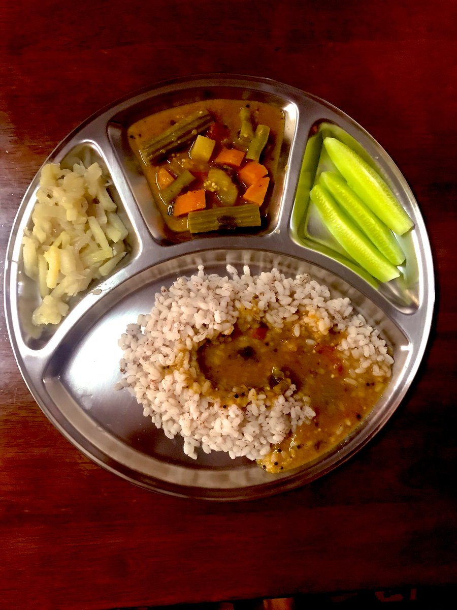 maroorpandu's tweet image. Potato +onion upkari, kolmbo,cucumber sticks, ukde sheeth
#AmchiJavan #GSBCuisine #JibbeRuchi #KonkaniLunch