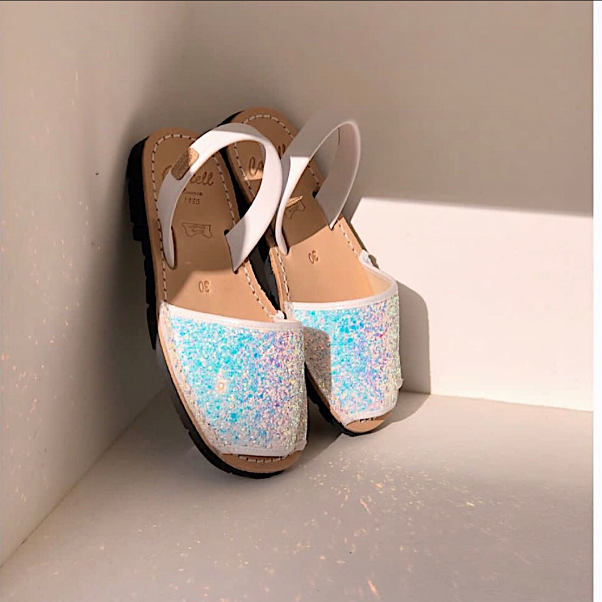 AlPargataUris's tweet photo. Stylish kids sandal.✨
•Castell Iker
♡
Not sure about the size or color you want? 🤔 Add the shoe you want to your shopping cart, add a note on the other size or color you want to try and choose the Try-at-Home service as the shipping option.😉🛍

#Alpargatauris #Castell https://t.co/4pDbYwghWx