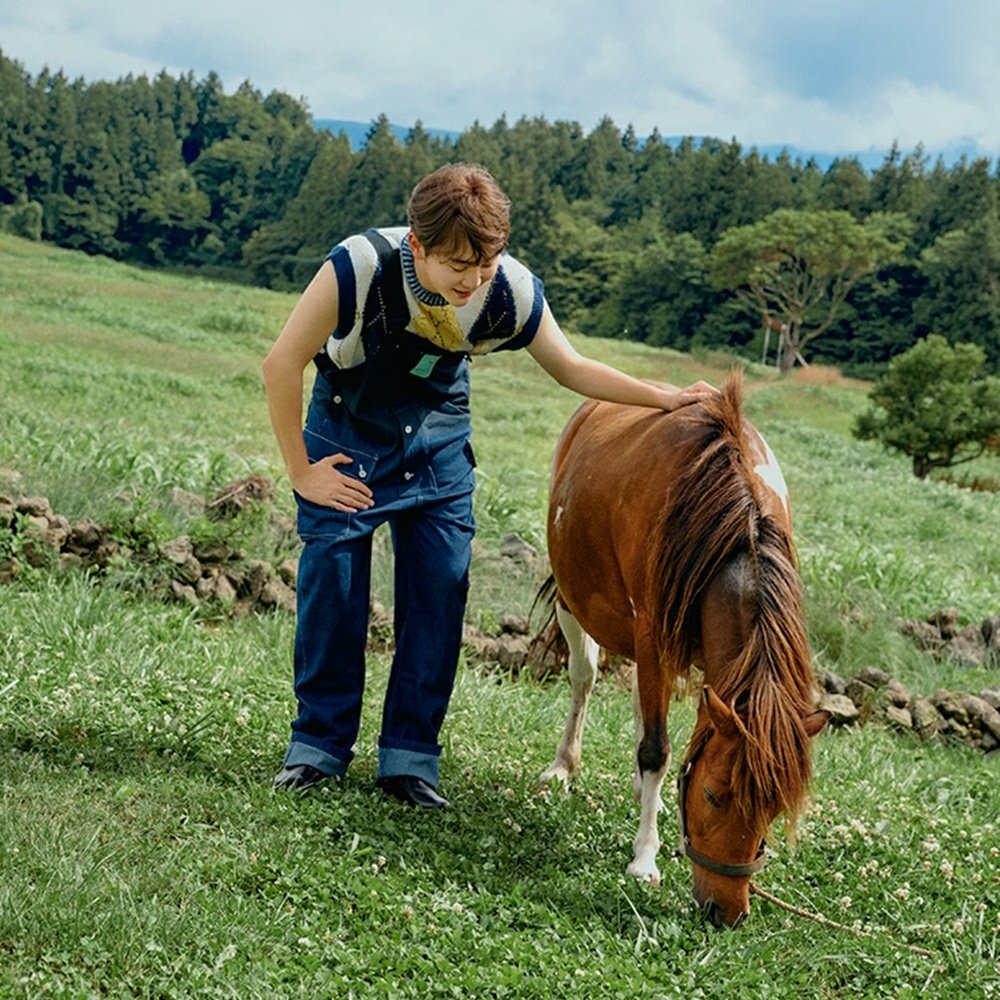 holyeleventh's tweet photo. With my horse pet Abbadon. As you can see, his back is already slouched. My pet is kinda old, so his bones are weak. https://t.co/hI2W81Kl4U