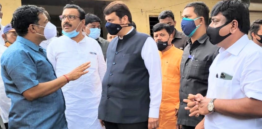SangramD_BJP's tweet photo. मा. देवेंद्रजींसमवेत पूरग्रस्त भागाचा पाहणी दौरा !

मा. मुख्यमंत्री आणि संवेदनशील विरोधीपक्ष नेते मा.श्री. देवेंद्रजी फडणवीस यांनी आपल्या भागातील पुरग्रस्त गावांच��� पाहणी करुन परिस्थितीचा आढावा घेतला.पलुस तालुक्यातील नागठाणे,सूर्यगाव,अंकलखोप,भिलवडी, माळवाडी,औंदुबर येथे भेटी दिल्या https://t.co/eBCK4S4D04