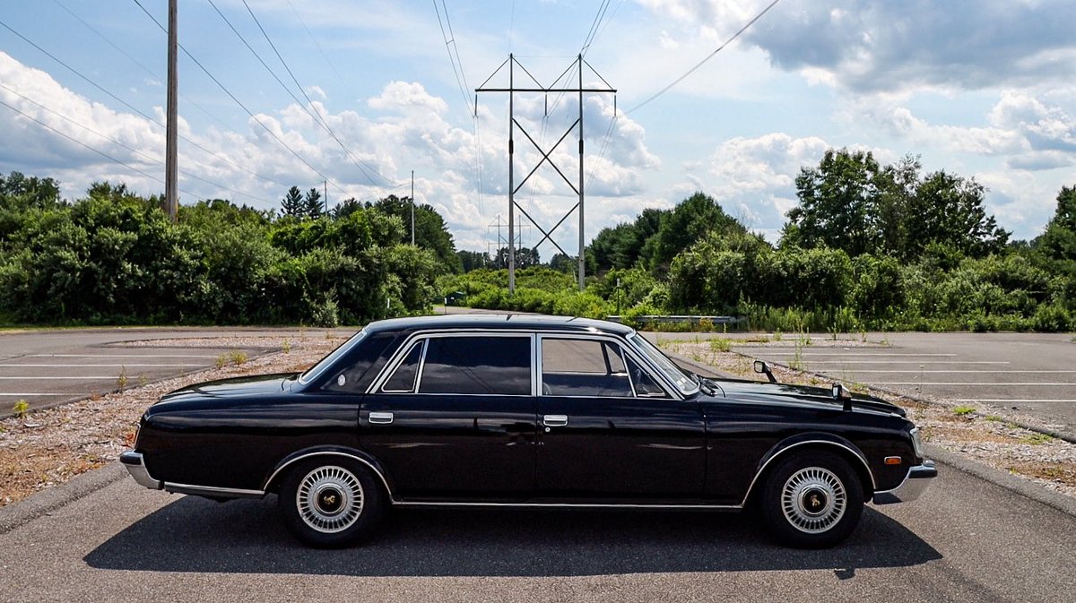 drivehub__'s tweet photo. New review on this very quirky Maybach I mean BMW 7 Series oops I mean Toyota is now live on the channel 👆 Go watch it and find out what my favorite movie on VHS is 🤔
Link in bio 
#DriveHub #Toyota #Century #ToyotaCentury https://t.co/auq3tEUbdk