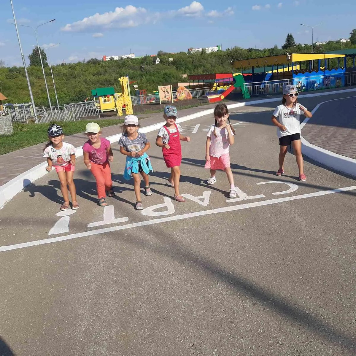 Летом развивающей средой выступают прогулочные площадки. Игровое оборудование сочетается с островками для рисования на асфальте, спорт. площадками. Организованная прогулка детей способствует развитию их двигательной и творческой активности, положительного эмоционального настроя.